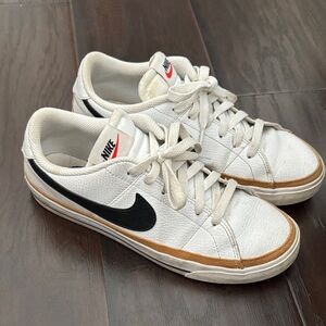 Nike White and Black Casual Sneakers